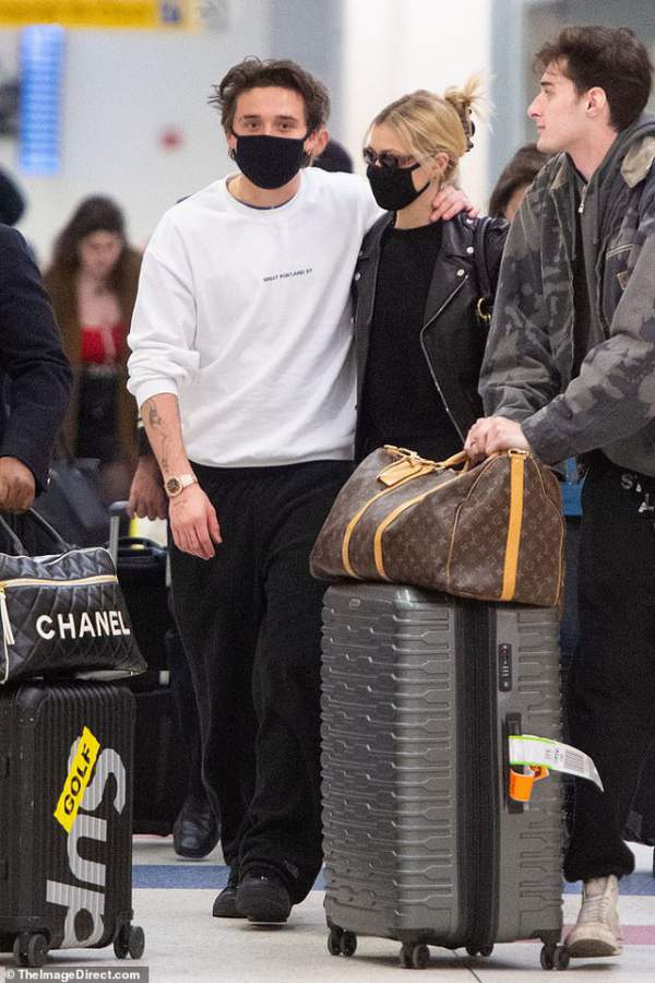 Brooklyn Beckham và bạn gái đeo khẩu trang tại sân bay 3