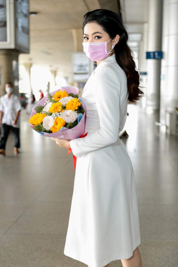 Vũ Hương Giang tặng khẩu trang cho Hoa hậu Siêu quốc gia 4