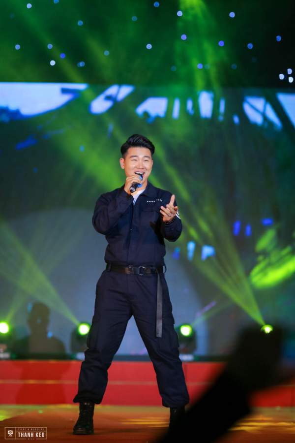 Showbiz Việt lao đao vì dịch: Người hát livestream, kẻ cuốc đất, trồng cây 3