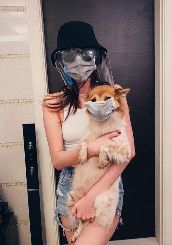Muôn kiểu chống dịch cực “độc” của sao Việt, đeo khẩu trang cho cả cún cưng 8