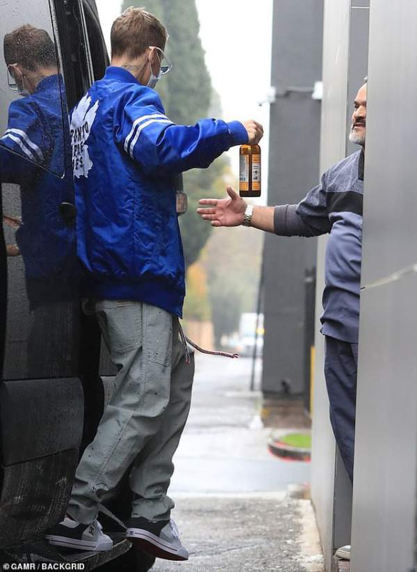 Justin Bieber đeo khẩu trang ra phố 2