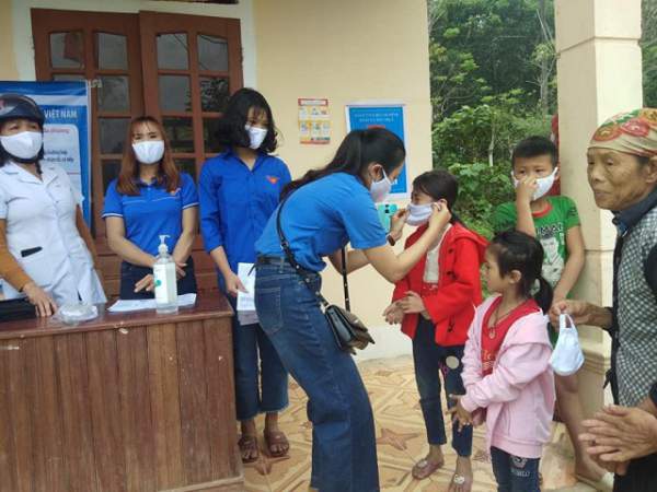 Nghệ An: Đoàn viên thanh niên gõ cửa từng nhà tuyên truyền khai báo y tế 7