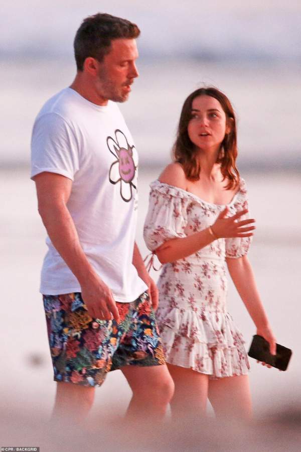 Ben Affleck đưa bạn gái "Bond girl" đi nghỉ mát 4