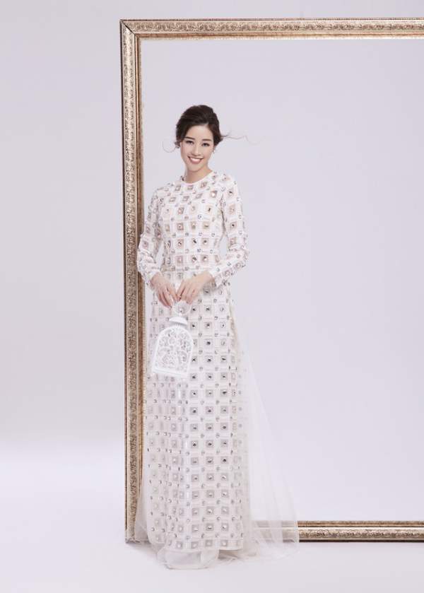 Hoa hậu Khánh Vân nền nã với áo dài 4