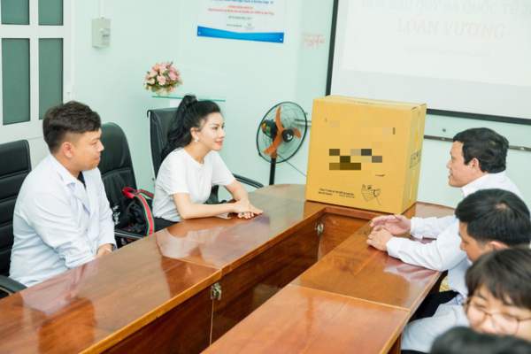 “Hoa hậu hàng không” tặng 7500 khẩu trang cho nhân viên y tế 3