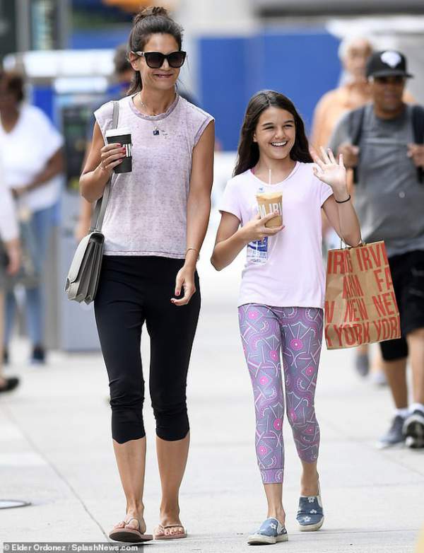 Katie Holmes cùng con gái dắt cún đi dạo 8