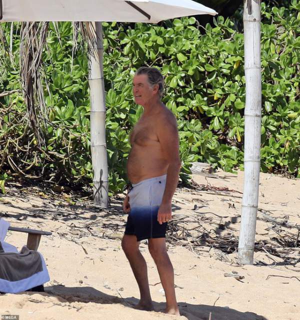 "Điệp viên 007" Pierce Brosnan đưa vợ đi tắm biển 9