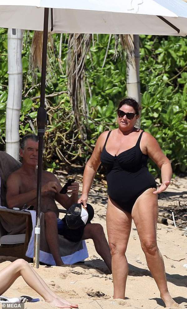 "Điệp viên 007" Pierce Brosnan đưa vợ đi tắm biển 7