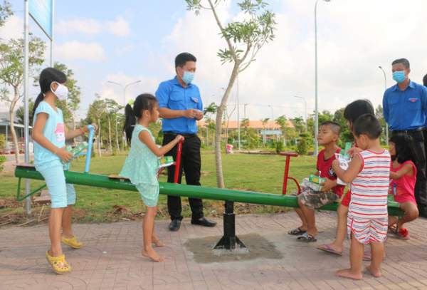 Xây dựng sân chơi, tặng hồ bơi cho trẻ em vùng biên giới 3