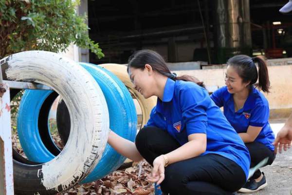 Tái chế lốp xe thành bồn rửa tay hỗ trợ học sinh phòng dịch 2