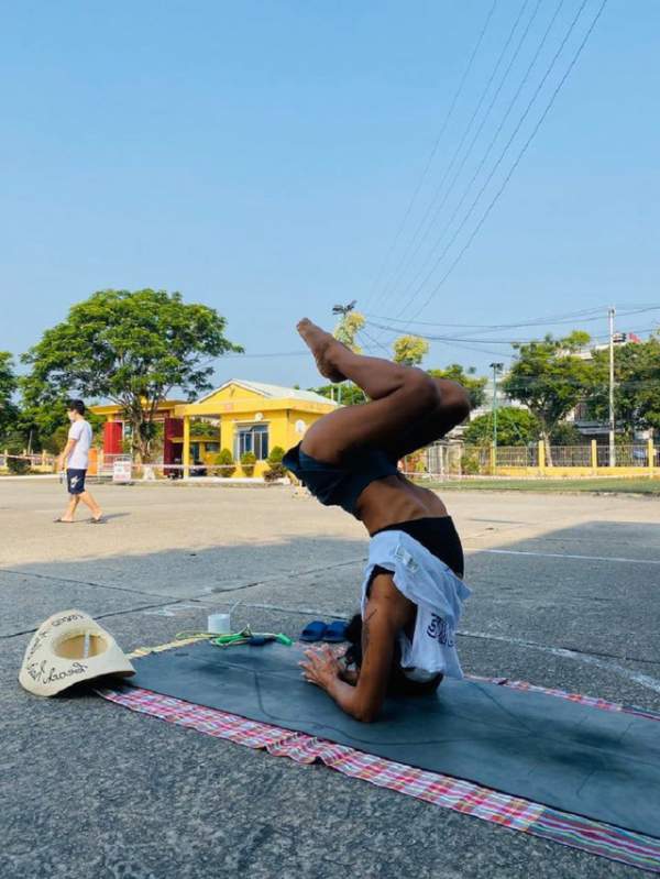 Cô giáo dạy Yoga ngay trong khu cách ly tại Đà Nẵng "gây sốt" 10