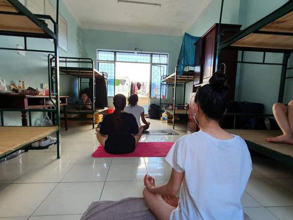 Cô giáo dạy Yoga ngay trong khu cách ly tại Đà Nẵng "gây sốt" 6