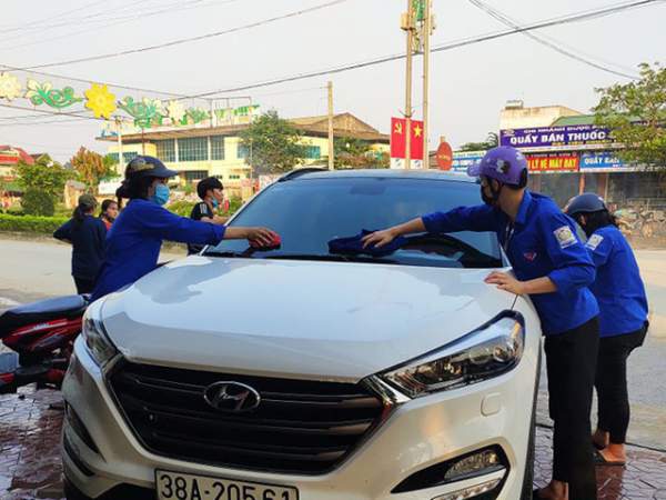 Đoàn viên miền núi rửa xe gây quỹ mua khẩu trang phát cho người dân 2