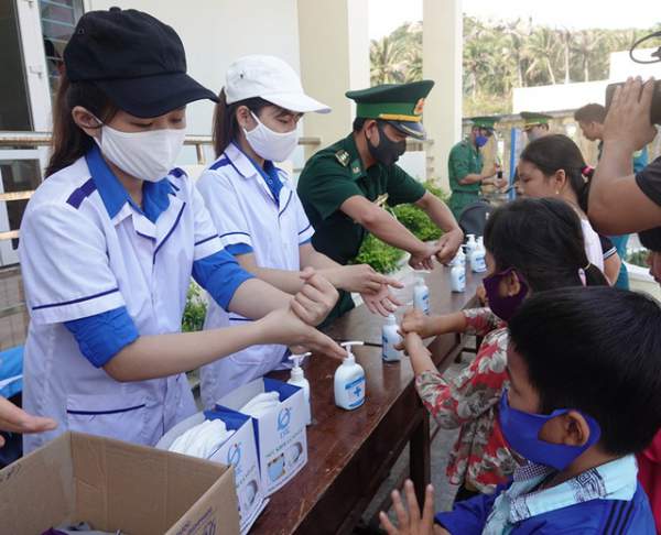 Thanh niên Bình Định “đến từng ngõ, gõ từng nhà” hỗ trợ dân khai báo y tế 3