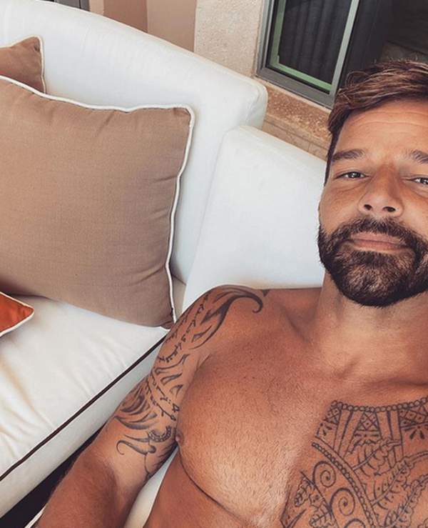Ricky Martin khoe thân hình cơ bắp 10
