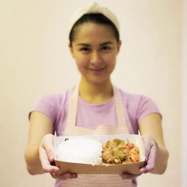 “Mỹ nhân đẹp nhất Philippines” tự tay nấu cơm ủng hộ bác sĩ chống dịch bệnh 3