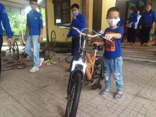 Hà Tĩnh: Biến phế liệu thành xe đạp tặng học sinh nghèo 6