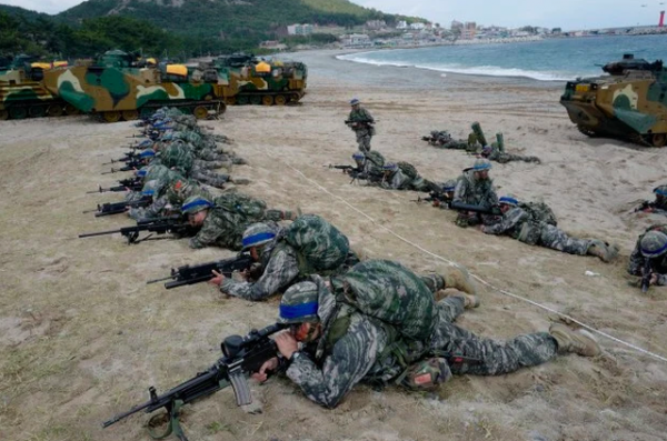 Son Heung-min mặc áo lính trong thời gian huấn luyện quân sự tại Hàn Quốc 5