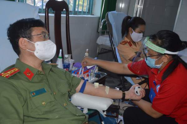 Giám đốc Công an cùng cán bộ, chiến sĩ trẻ hiến máu giữa thời dịch Covid-19 2