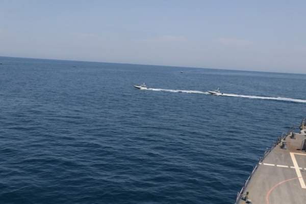 Cận cảnh tàu Iran “vây” dàn tàu chiến Mỹ tại vịnh Ba Tư 4