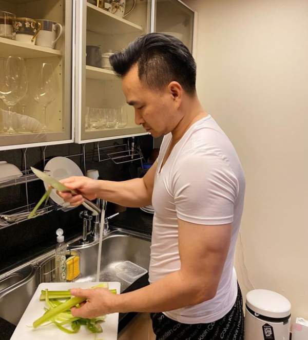 Ở nhà chống dịch, Chi Bảo thường xuyên vào bếp nấu ăn cho vợ 4