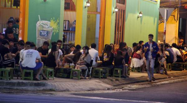 Phú Yên: Vừa được “nới lỏng”, giới trẻ đã ùn ùn kéo đến quán xá 3