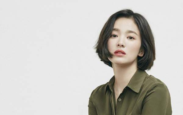Song Hye Kyo khác lạ với lối trang điểm “già chát” 17