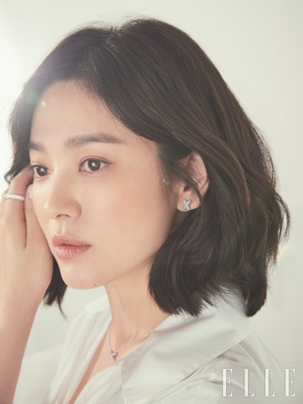 Song Hye Kyo khác lạ với lối trang điểm “già chát” 3
