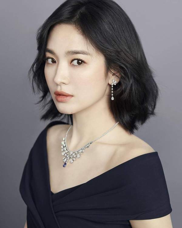 Song Hye Kyo khác lạ với lối trang điểm “già chát” 13