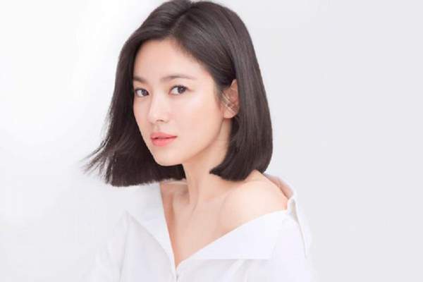 Song Hye Kyo khác lạ với lối trang điểm “già chát” 20