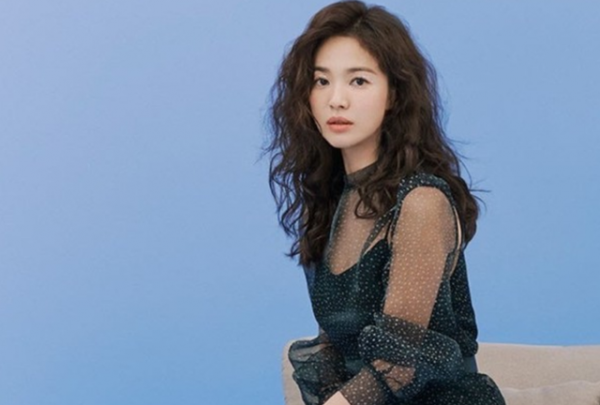 Song Hye Kyo khác lạ với lối trang điểm “già chát” 5