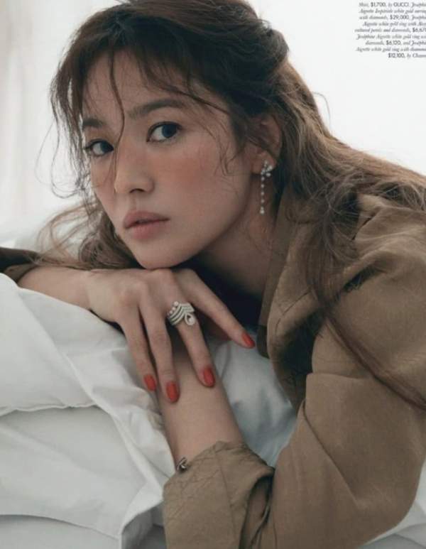 Vứt bỏ lối trang điểm “già chát”, Song Hye Kyo lại quyến rũ, ma mị 15