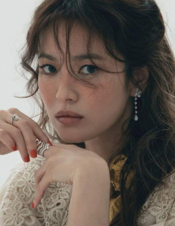 Vứt bỏ lối trang điểm “già chát”, Song Hye Kyo lại quyến rũ, ma mị 16