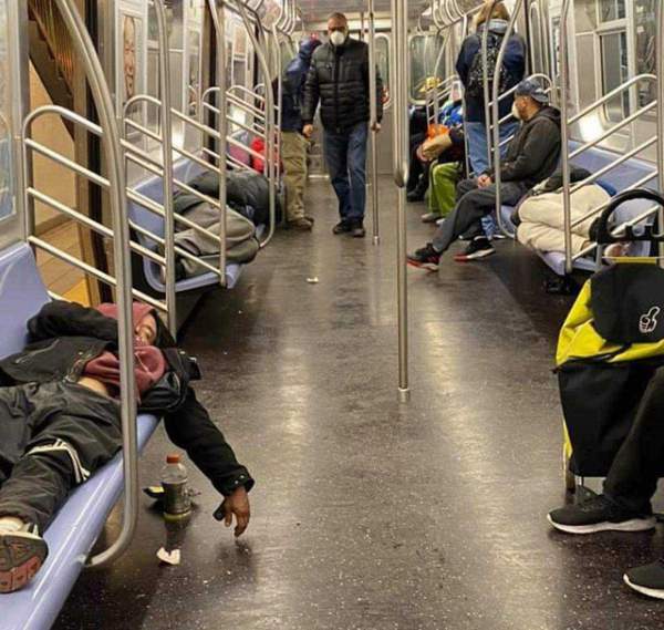 Thống đốc New York "sốc" khi người vô gia cư tá túc trên tàu điện ngầm 3
