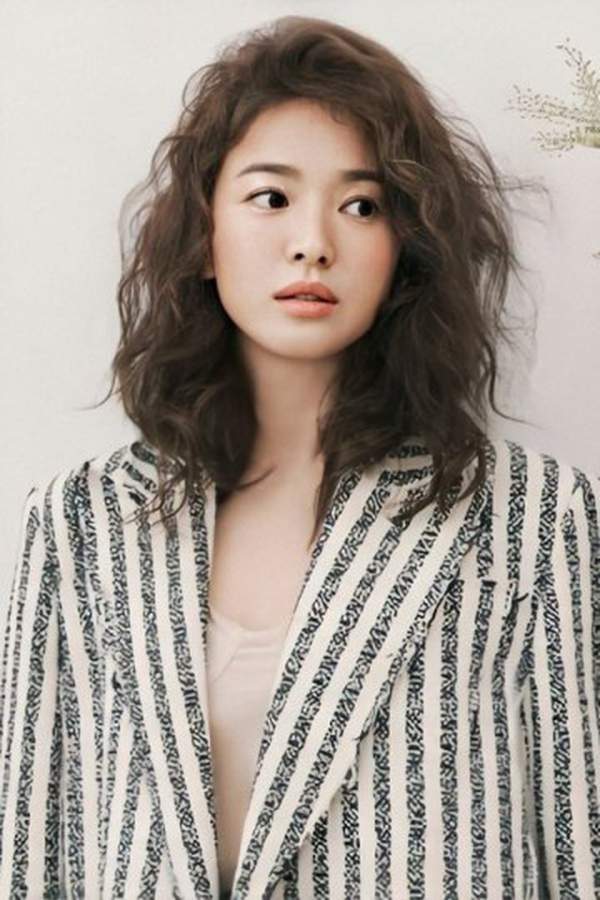 Vứt bỏ lối trang điểm “già chát”, Song Hye Kyo lại quyến rũ, ma mị 11