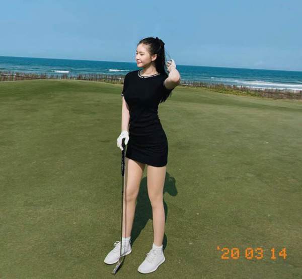 Hot girl Đà Nẵng tập yoga, bơi lội, chơi golf giữ dáng 5