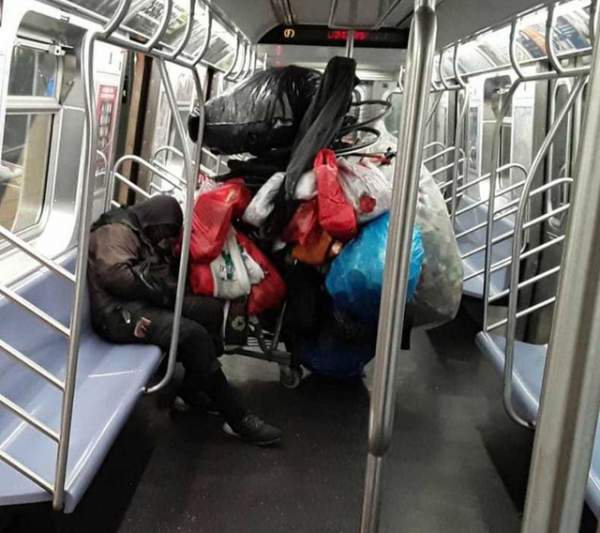 Thống đốc New York "sốc" khi người vô gia cư tá túc trên tàu điện ngầm 4