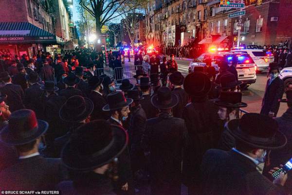 Hàng nghìn người New York dự đám tang bất chấp dịch Covid-19 2