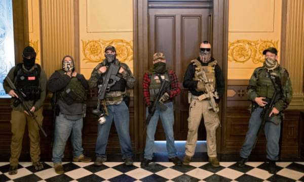 Mỹ: Người biểu tình mang súng xông vào nghị viện bang đòi dỡ phong tỏa 5