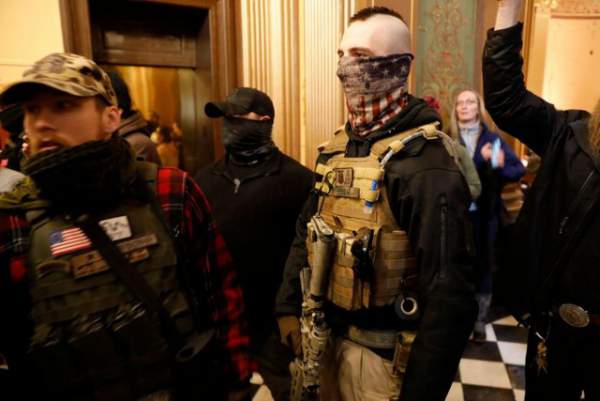 Mỹ: Người biểu tình mang súng xông vào nghị viện bang đòi dỡ phong tỏa 3