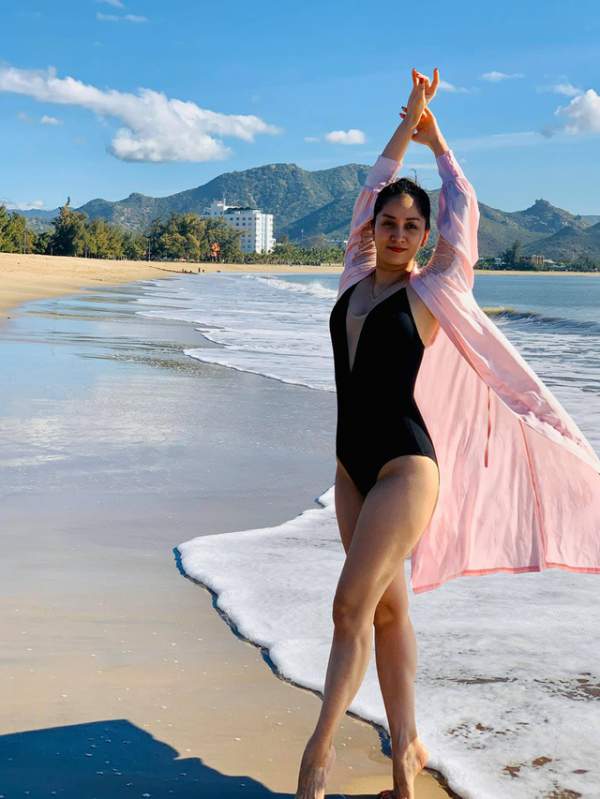 Khánh Thi khoe trọn thân hình nuột nà trên bãi biển trong kỳ nghỉ lễ 4