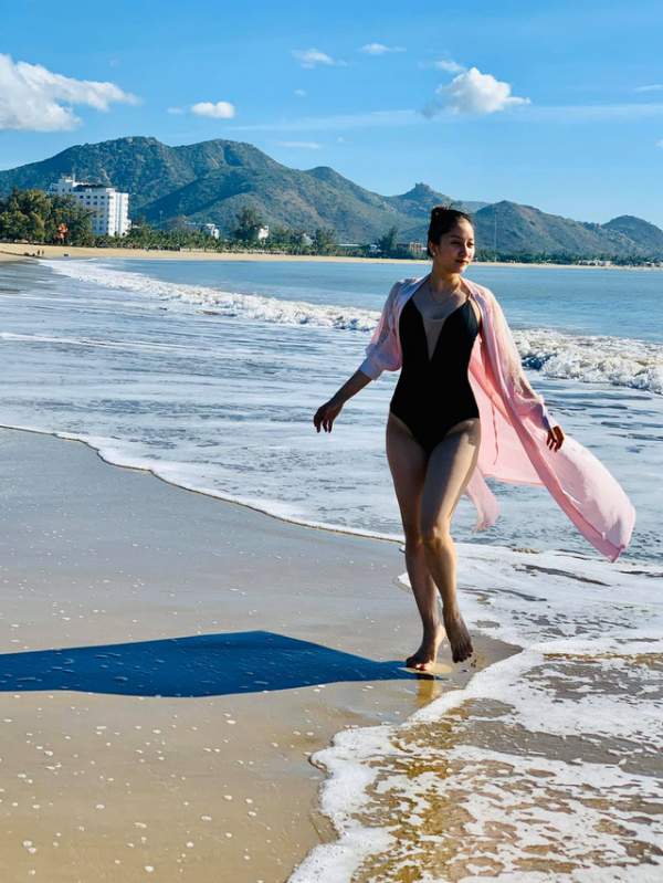 Khánh Thi khoe trọn thân hình nuột nà trên bãi biển trong kỳ nghỉ lễ 5