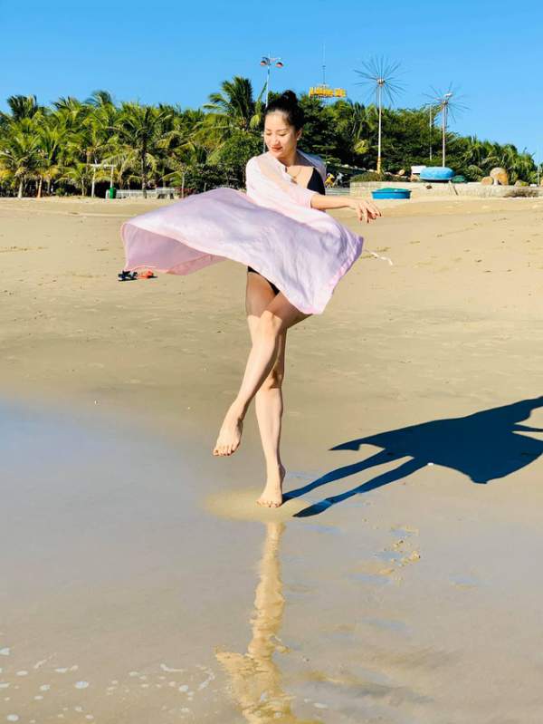 Khánh Thi khoe trọn thân hình nuột nà trên bãi biển trong kỳ nghỉ lễ 8