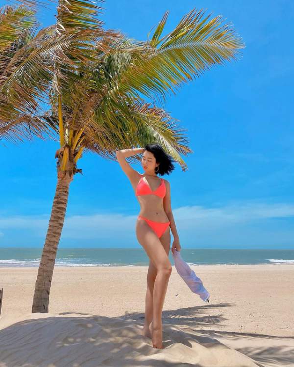 Diễn viên Thuý Ngân khoe dáng quyến rũ với bikini bên bãi biển 4