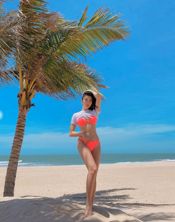 Diễn viên Thuý Ngân khoe dáng quyến rũ với bikini bên bãi biển 5