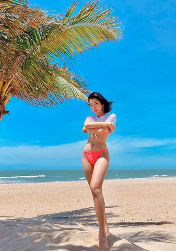 Diễn viên Thuý Ngân khoe dáng quyến rũ với bikini bên bãi biển 3