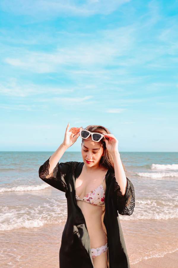 Khánh Thi mặc bikini sexy, được chồng trẻ hôn đắm đuối bên bãi biển 12