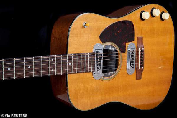 Cây guitar của huyền thoại âm nhạc Kurt Cobain có giá 1 triệu USD 4