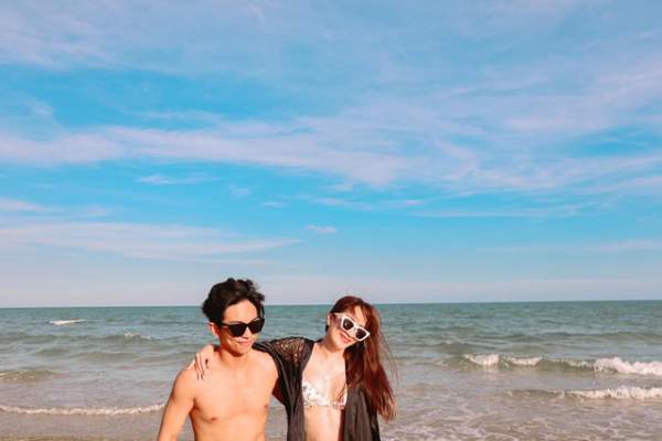 Khánh Thi mặc bikini sexy, được chồng trẻ hôn đắm đuối bên bãi biển 2