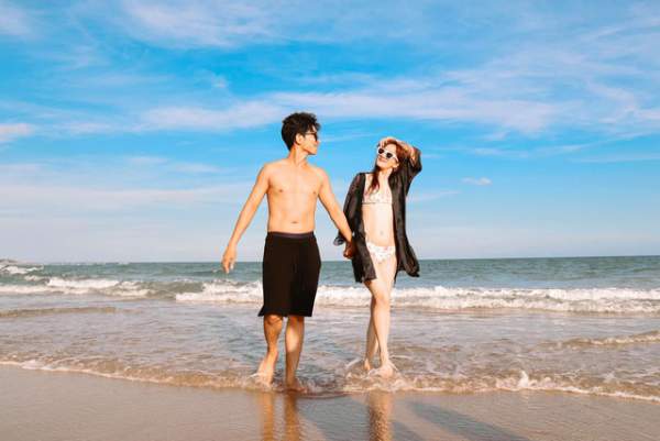 Khánh Thi mặc bikini sexy, được chồng trẻ hôn đắm đuối bên bãi biển 14